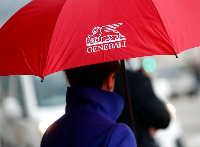 © Reuters. A woman holds an umbrella as she arrives at the Italian insurance company Generali shareholders meeting in Trieste