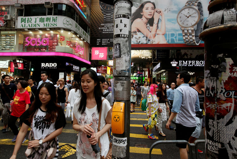 © Reuters. FILE PHOTO: Shoppers cross a street at the Causeway Bay shopping district in Hong Kong