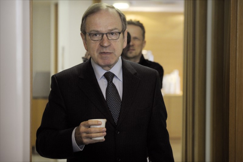 © Reuters. FILE PHOTO - Bank of Finland Governor Liikanen arrives for a press briefing on the release of the latest issue of the Euro & talous journal in Helsinki