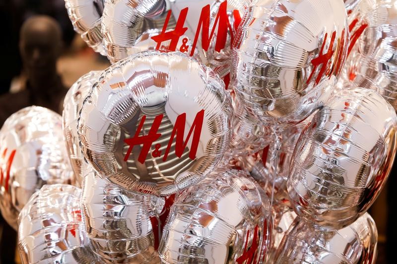© Reuters. Balloons with the logo of Swedish fashion retailer H&M are pictured at its newly opened store in central Moscow