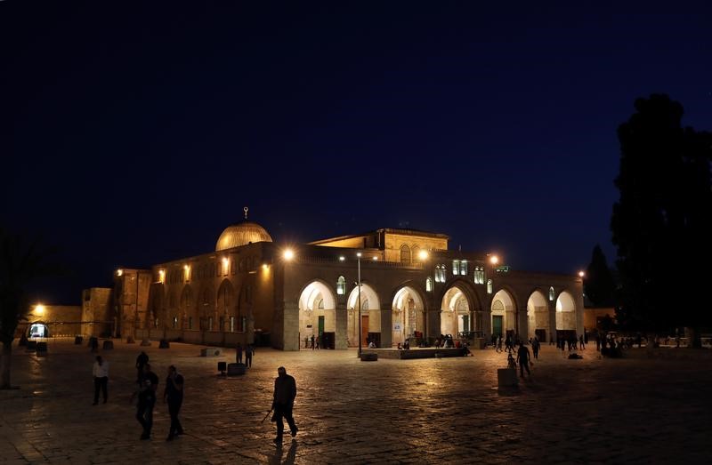 © Reuters. The Wider Image: Lights, Korans as Jerusalem holy site meets Ramadan