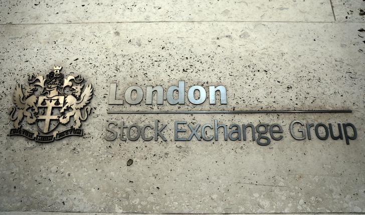 © Reuters. FILE PHOTO - A sign displays the crest and name of the London Stock Exchange in London