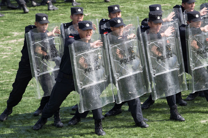 © Reuters. Special force police officers perform at a security oath-taking rally for the 19th National Congress of the Communist Party, in Nanjing