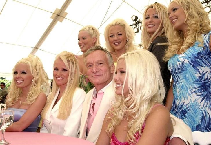 © Reuters. Fundador da Playboy, Hugh Hefner, posa para foto rodeado de mulheres