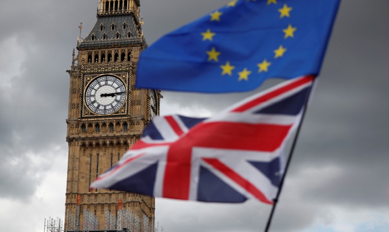 © Reuters. Bandeiras da União Europeia e do Reino Unido vistas em Londres