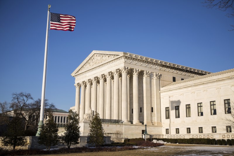 © Reuters. The U.S. flag flutters near the Supreme Court in Washington