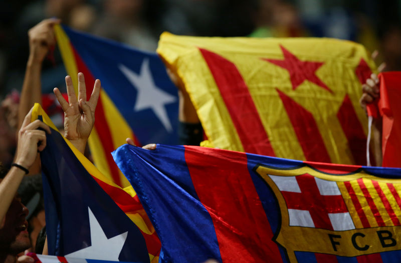 © Reuters. Un deslumbrante Barça se enfrentará a Las Palmas a la sombra del referéndum