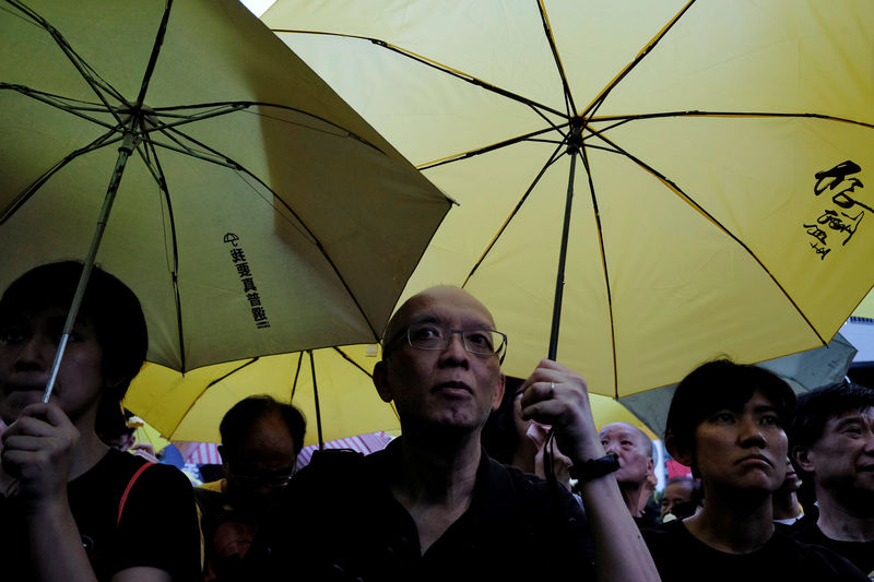 © Reuters. Activists take part in a three-minute-silence during a rally to mark the third anniversary of Occupy Central pro-democracy movement in Hong Kong