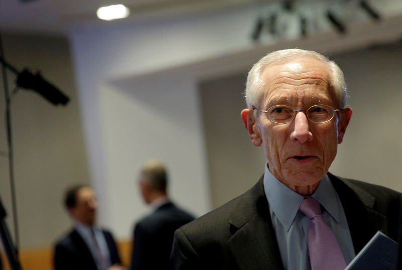 © Reuters. Vice Chair of the U.S. Federal Reserve System Stanley Fischer arrives to hear Governor of the Bank of England Mark Carney delivering the Michel Camdessus Central Banking Lecture at the International Monetary Fund in Washington