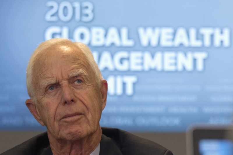 © Reuters. Levitt, former chairman of the United States Securities and Exchange Commission, takes part in the Reuters Global Wealth Management Summit in New York