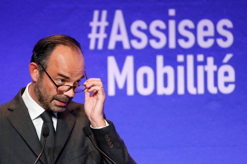 © Reuters. French Prime Minister Edouard Philippe delivers a speech to open a transport mobility forum in Paris