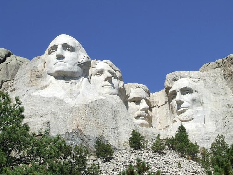 © Reuters. FILE PHOTO: U.S. presidents George Washington Thomas Jefferson Theodore Roosevelt and Abraham Lincoln on Mount Rushmore National Memorial in South Dakota