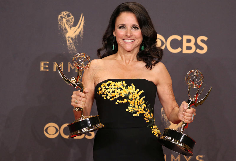 © Reuters. Julia Louis-Dreyfus recebe prêmio Emmy em Los Angeles