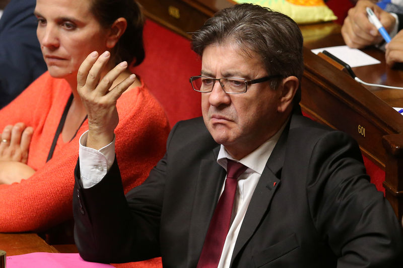 © Reuters. MÉLENCHON ACCUSE DE "DÉFAIRE LA FRANCE" UN PHILIPPE "DÉÇU"