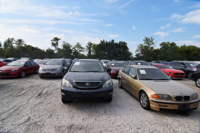 © Reuters. FILE PHOTO: Cars damaged by Hurricane Harvey wait to be processed at a local staging area in Houston