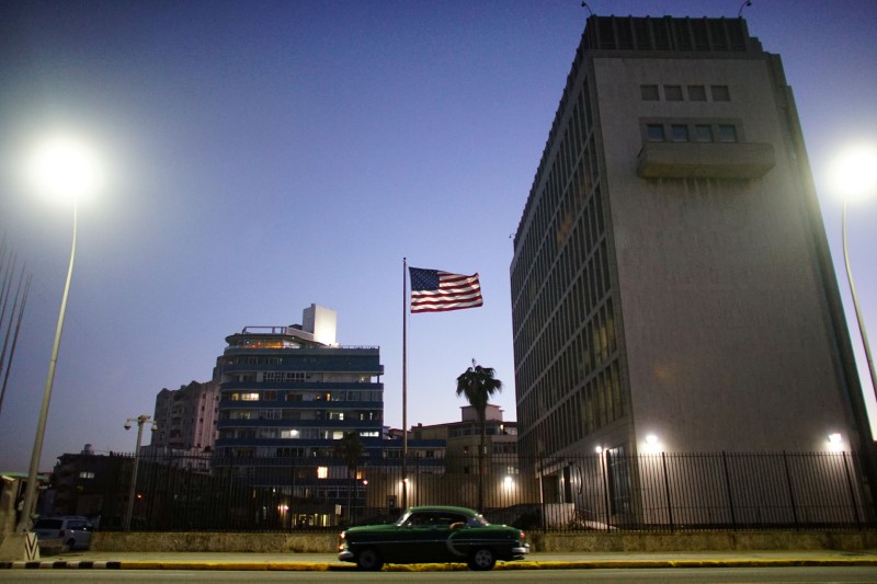 © Reuters. FILE PHOTO: A vintage car passes by in front of the U.S. Embassy in Havana, Cuba