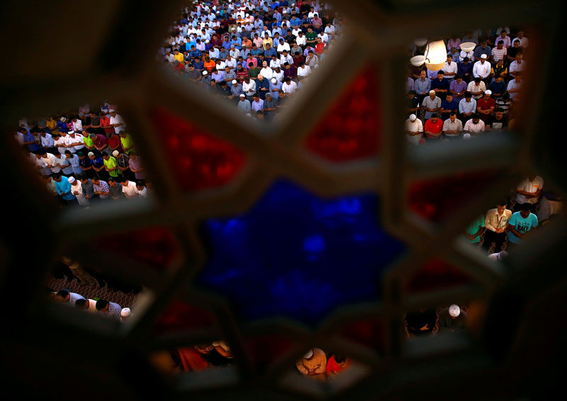 © Reuters. FILE PHOTO: Devotees pray before a special prayer for fellow Malaysians in North Korea at the National Mosque in Kuala Lumpur