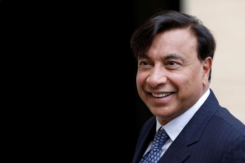 © Reuters. FILE PHOTO: Lakshmi Mittal, chief executive officer of ArcelorMittal, arrives for a meeting with France's Prime Minister Edouard Philippe at the Hotel Matignon in Paris
