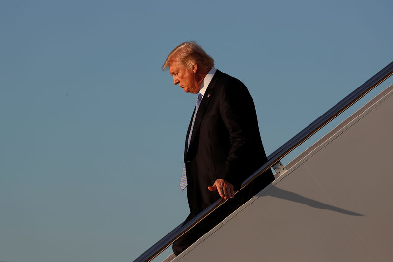 © Reuters. Trump arrives aboard Air Force One at Joint Base Andrews, Maryland