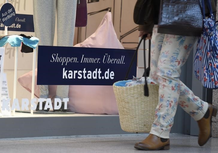 © Reuters. A shopper passes Karstadt department store in Hamburg-Billstedt