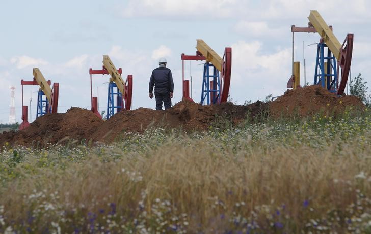 © Reuters. Рабочий на Ашальчинском нефтяном месторождении Татнефти под Альметьевском