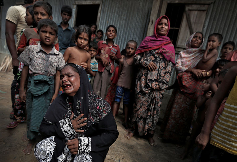 © Reuters. Rohingya refugees react before the funeral of a family member, whose family says he succumbed to injuries inflicted by the Myanmar Army before their arrival, in Cox's Bazar