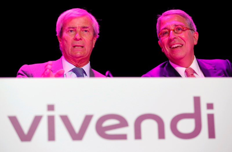 © Reuters. Il presidente di Vivendi Vincent Bollore (a sinistra) con l'ad Arnaud de Puyfontaine