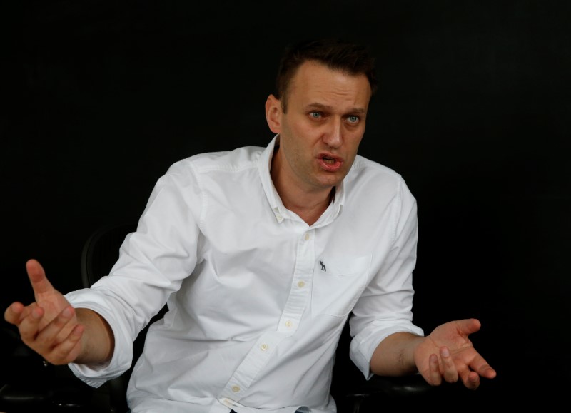 © Reuters. Russian opposition leader Alexei Navalny speaks during an interview with Reuters in Moscow