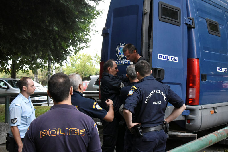 © Reuters. Alexander Vinnik, a 38 years old Russian man suspected of running a money laundering operation using bitcoin, is escorted by police officers to the court in Thessaloniki