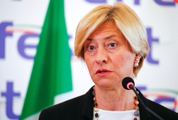 © Reuters. Italian Defence Minister Pinotti speaks during a news conference with her British counterpart Fallon in Rome