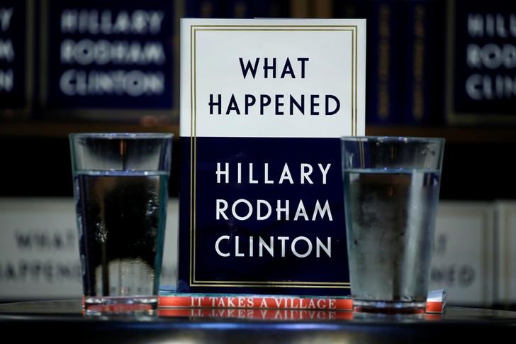 © Reuters. كتاب هيلاري كلينتون (هذا ما حدث) يتصدر قوائم الأكثر مبيعا