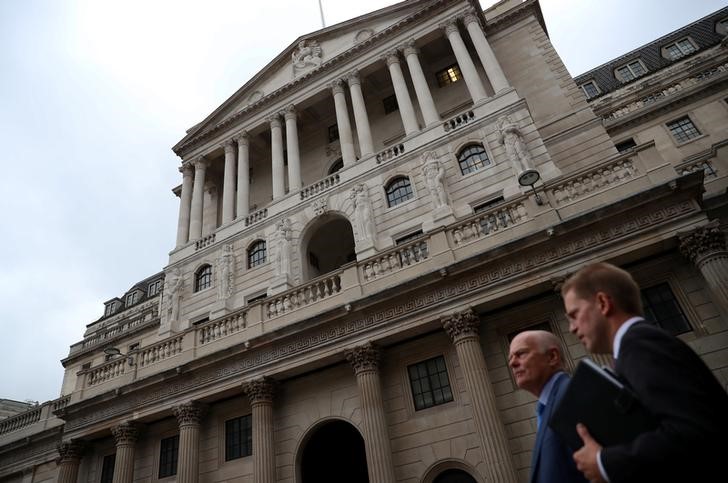 © Reuters. تعديل نمو بريطانيا بالخفض في الربع/2 وقطاع الخدمات ينكمش في يوليو