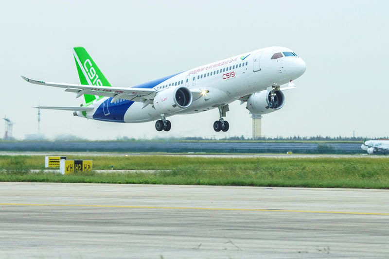 © Reuters. China's domestically developed C919 passenger jet takes off on its second test flight at Pudong International Airport in Shanghai