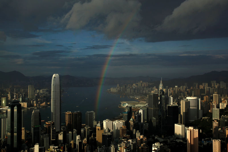 © Reuters. FILE PHOTO: A rainbow arches over Hong Kong's Victoria Harbour