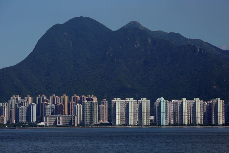 © Reuters. Residential apartments are seen under Ma On Shan peak in Hong Kong