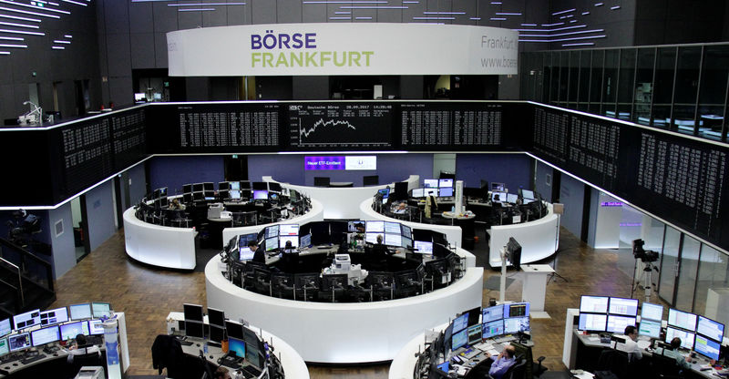 © Reuters. Trader al lavoro alla Borsa di Francoforte, ieri