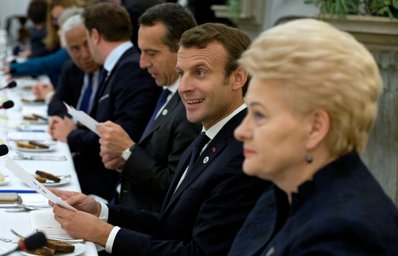 © Reuters. French President Macron and Lithuanian counterpart Grybauskaite attend a dinner ahead of an informal EU leaders summit in Tallinn