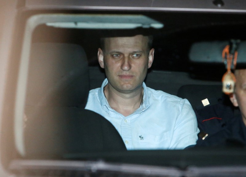 © Reuters. Líder de oposição russo Alexei Navalny em carro de polícia, em Moscou