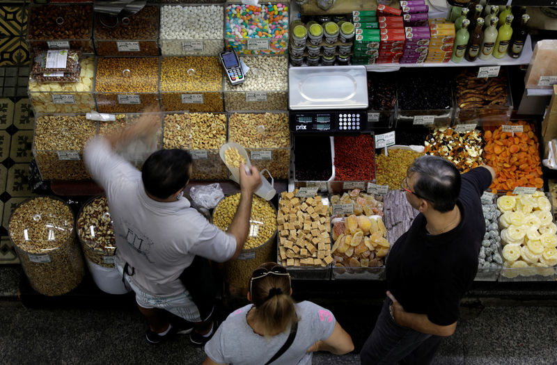 © Reuters. Consumidores fazem compra no Mercado Municipal de São Paulo