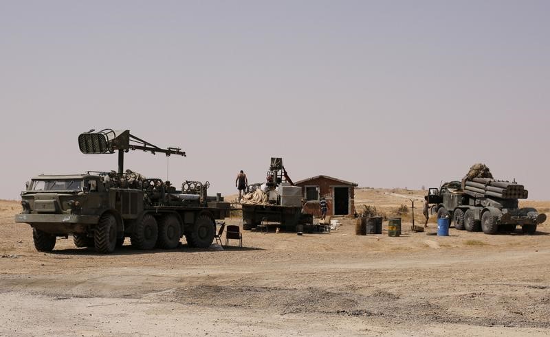 © Reuters. الجيش السوري يقاتل الدولة الإسلامية قرب دير الزور