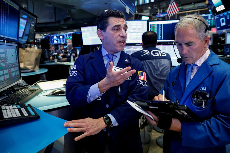 © Reuters. Traders work on the floor  of the NYSE in New York