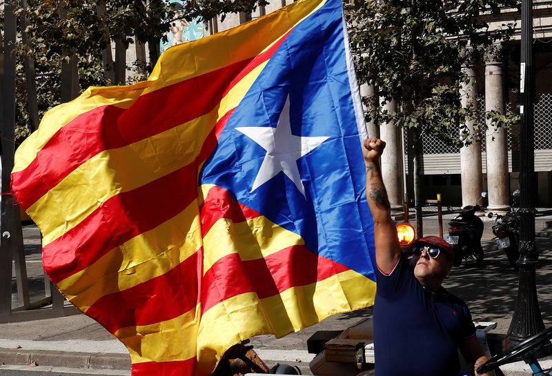 © Reuters. Espanhol mostra apoio a referendo de independência da Catalunha, em Barcelona