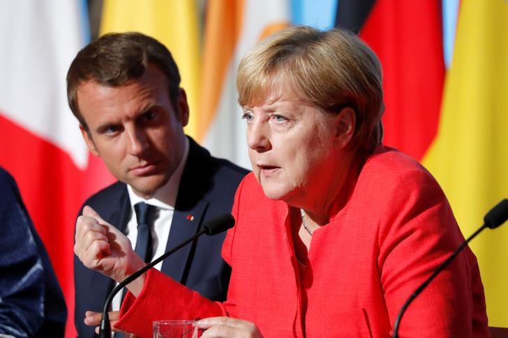 © Reuters. Presidente da França, Emmanuel Macron, e chanceler da Alemanha, Angela Merkel, durante coletiva de imprensa no Palácio do Eliseu, em Paris