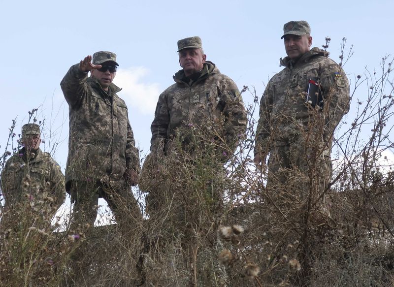 © Reuters. Chief of Staff of Ukraine's Armed Forces Muzhenko inspects military exercises in the Donetsk region