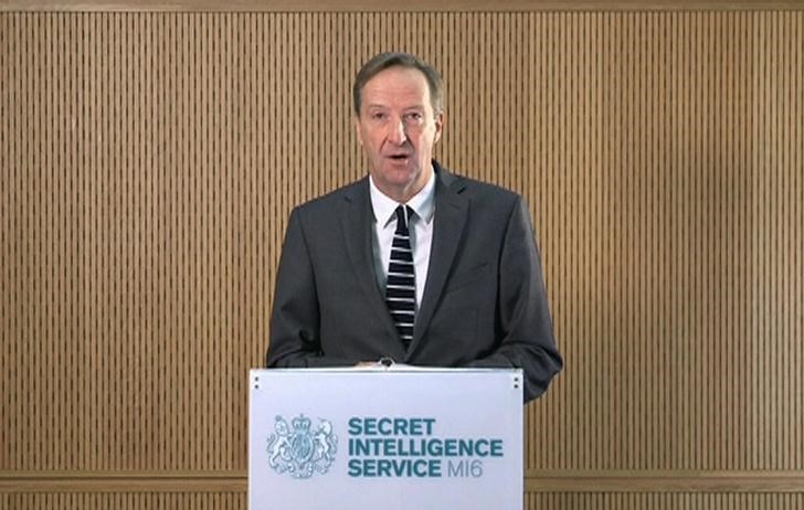 © Reuters. El jefe del espionaje británico prefiere a George Smiley que a James Bond
