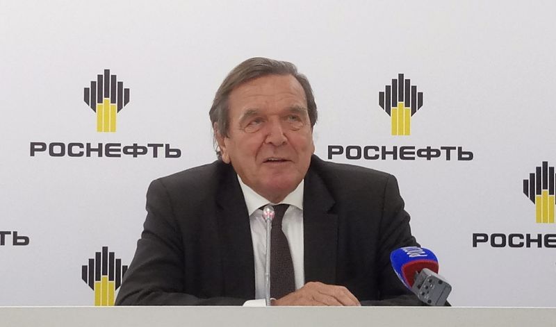© Reuters. Newly elected Chairman of Russia's biggest oil producer Rosneft Schroeder attends a news briefing in St. Petersburg