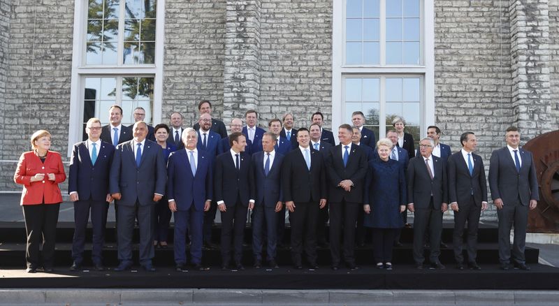 © Reuters. EU leaders pose for a family photo during the European Union Tallinn Digital Summit in Tallinn