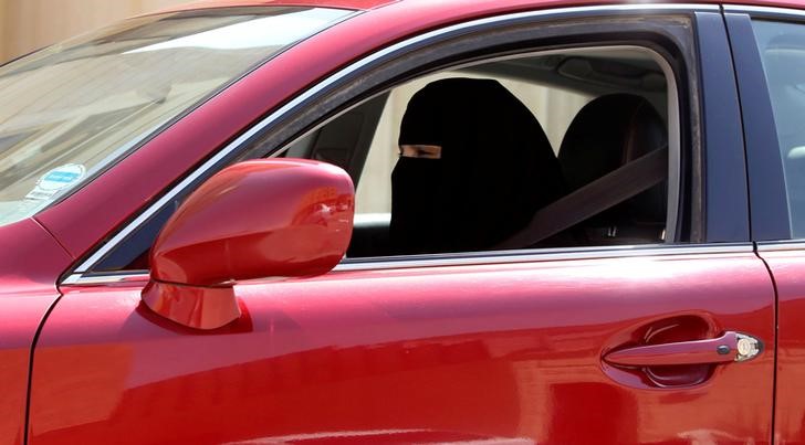 © Reuters. Mulher dirige carro em Riad, na Arábia Saudita