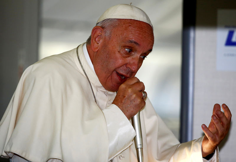 © Reuters. El Papa escribe un documento sobre las noticias falsas -y eso sí es cierto