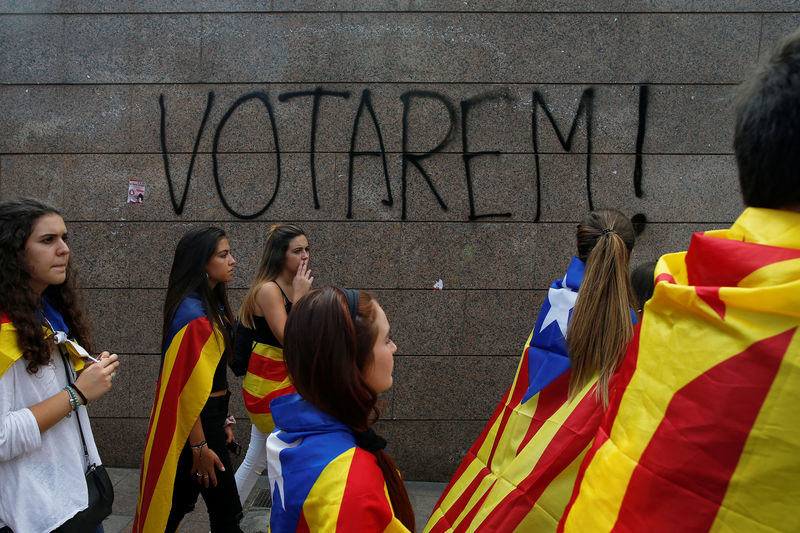 © Reuters. Estudantes vestem bandeira da Catalunha em protesto favorável a referendo de independência da região da Espanha